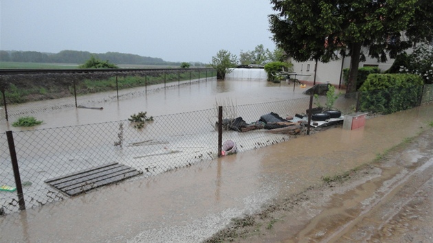 Deov voda a bahno z pol zaplavily Sovtice na Krlovhradecku (3. kvtna 2012)