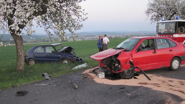 Tká dopravní nehoda u Jalubí na Uherskohradisku. Ob idiky musely být z