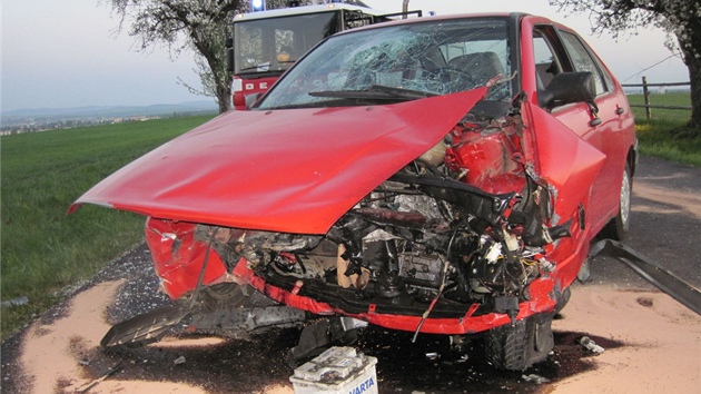 Tk dopravn nehoda u Jalub na Uherskohradisku. Ob idiky musely bt z aut vysthny.