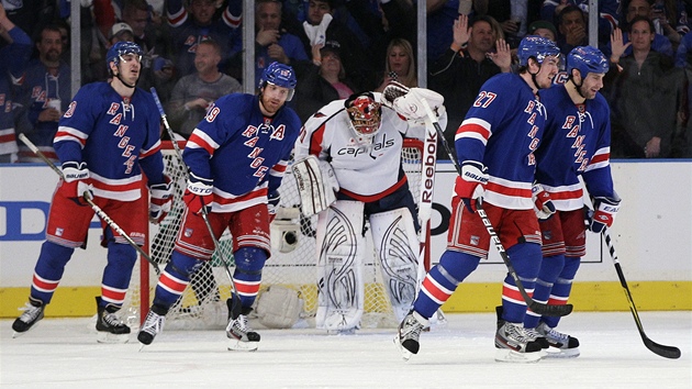 GÓL NEW YORKU. Chris Kreider (20), Brad Richards (19) a Marian Gaborik (10) se