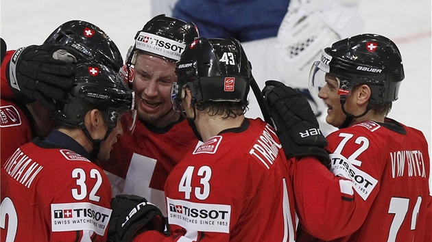 VÝCARSKÁ RADOST. Hokejisté výcarska se radují z gólu do sít Kazachstánu.