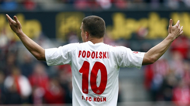 ACH JO... Útoník Lukas Podolski z Kolína nad Rýnem se roziluje bhem zápasu.