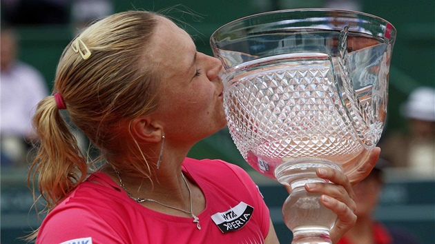 VTZKA S TROFEJ. Estonsk tenistka Kaia Kanepiov lb trofej, kterou vyhrla na turnaji v Estorilu.