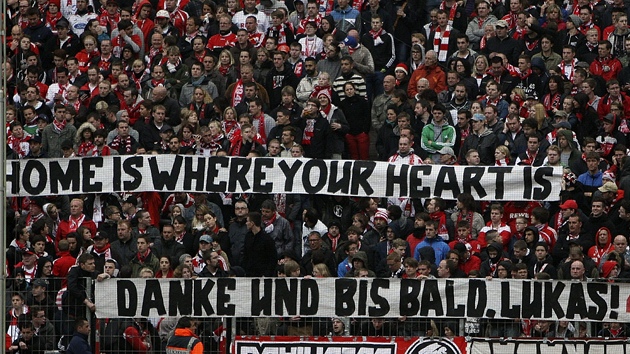 DKY, LUKASI. Fanouci Kolna nad Rnem podkovali tonkovi Lukasi Podolskmu, kter v ptm ronku bude hrt za Arsenal: "Domov je tam, kde je tv srdce. Dky a brzy na shledanou, Lukasi."