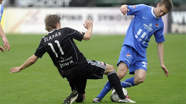 TVRDÝ SOUBOJ. Píbramský útoník Martin lapák (vlevo) a ostravský Jan Zawada