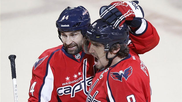 WASHINGTONSK RADOST. Alexander Ovekin a Roman Hamrlk (vlevo) z Washington Capitals se raduj z glu.