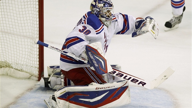 INKASOVAL. Glman Henrik Lundqvist z New Yorku Rangers dostal gl.