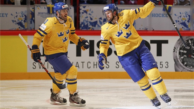 GÓL. védtí hokejisté Henrik Zetteberg (vlevo) a Niklas Kronwall se radují ze...