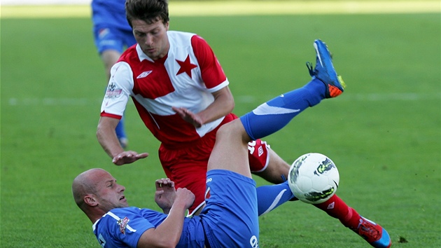 MLADÍK VERSUS MAZÁK. Slávistický mladík Daniel Veselý padá na ostravského