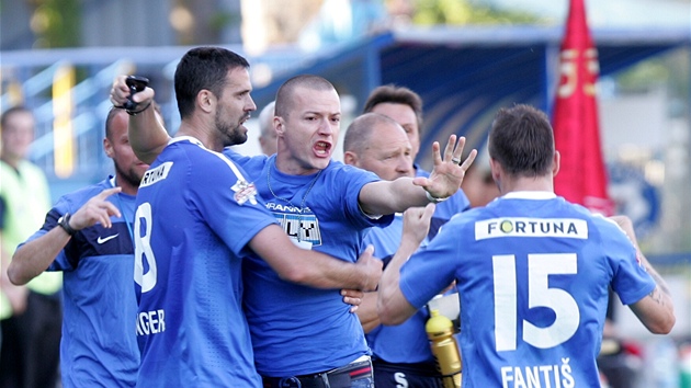 OSTRAVSK RADOST. Fotbalist Ostravy se raduj ze vstelenho glu. Uprosted hlouku zrann tonk Vclav Svrko.