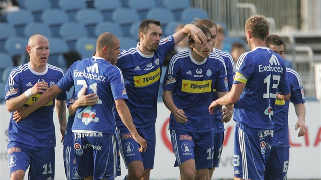 OLOMOUCKÁ RADOST. Fotbalisté Olomouce se radují ze vsteleného gólu.