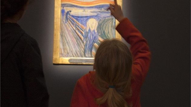 Mal milovnice umn se dv na Munchv obraz Kik jet ped drabou v Sotheby's auction house v New York City, na kter se prodal za vce ne dv miliardy korun.