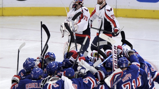 Zatímco hokejisté  New York Rangers kepí po tetím vítzství v sérii, hrái