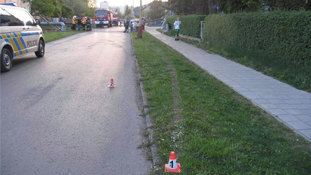 Siln opil idi dostal smyk, kter nezvldl. Auto pot skonilo pevrcen v koryt potoku.