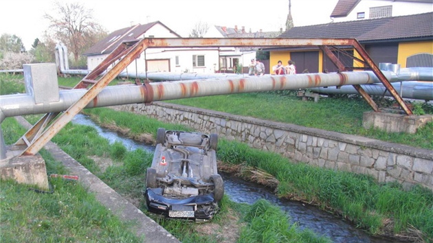 Siln opil idi dostal smyk, kter nezvldl. Auto pot skonilo pevrcen v koryt potoku.