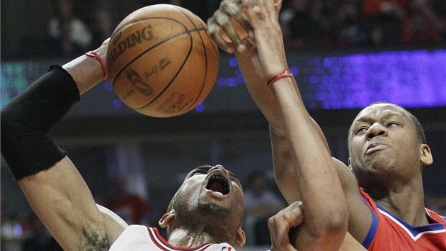 Lavoy Allen (vpravo) z Philadelphie blokuje Taje Gibsona z Chicaga. Lavoy Allen (vpravo) z Philadelphie blokuje Taje Gibsona z Chicaga.