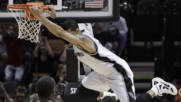 Danny Green ze San Antonia ní nad hrái Utahu.