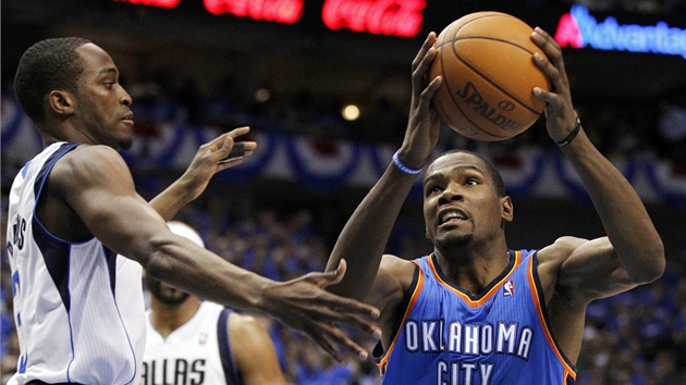 Kevin Durant z Oklahoma City míří ke koši Dallasu kolem Rodrigue Beauboise. Kevin Durant z Oklahoma City míří ke koši Dallasu kolem Rodrigue Beauboise.