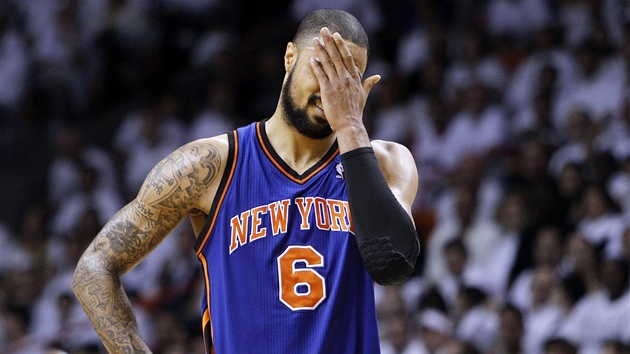 Tyson Chandler z New Yorku v dalím zápase s Miami, který jeho týmu proklouzl