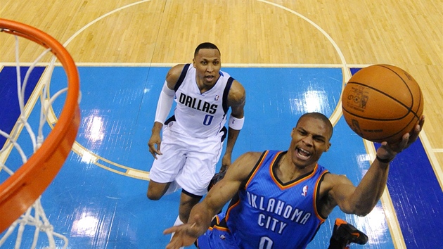 Shawn Marion z Dallasu u jen pihlíí, jak zakonuje Russell Westbrook z