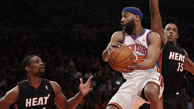 Baron Davis (v blm) z New Yorku si vyskoil nad Chrise Boshe (vlevo) a Maria Chalmerse z Miami.