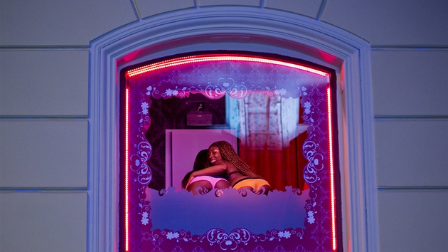 V Praze byl oteven sex klub amsterdamskho typu. Dvky se prostituuj pmo v oknech, kdy pijde zkaznk, pouze zathnou zvs. (3. kvtna 2012, Praha)