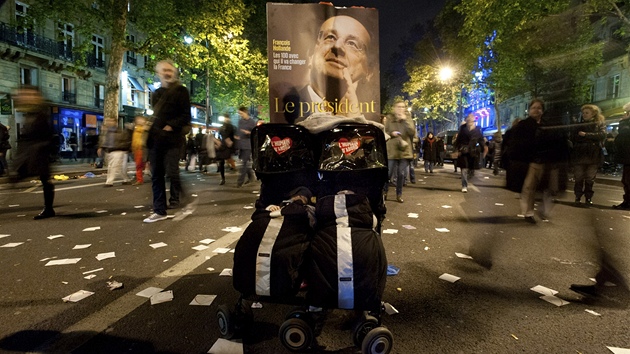 Píznivci nov zvoleného francouzského prezidenta Francoise Hollanda oslavují