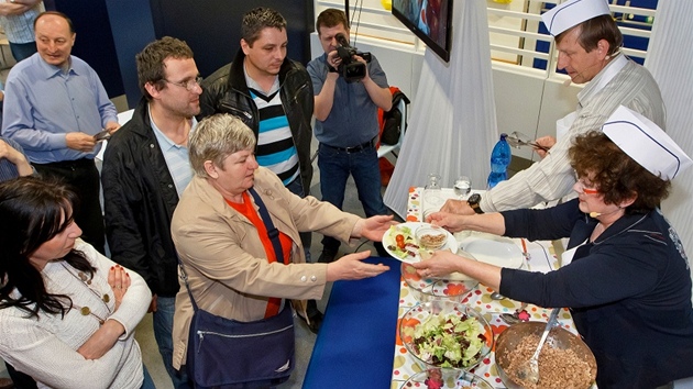 Jana Bouková a Václav Vydra podávají pokrm zákazníkm.