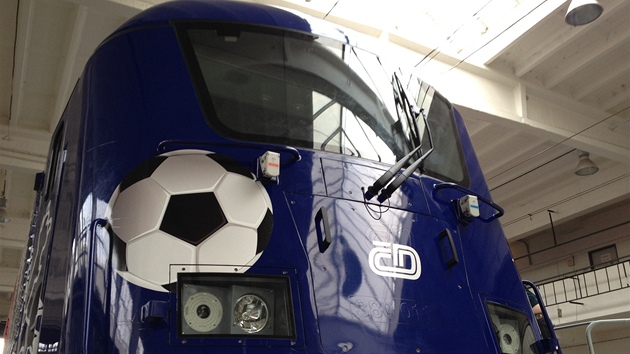 Speciální lokomotiva na fotbalové Euro 2012 se ve stedu zastavila v Pardubicích.