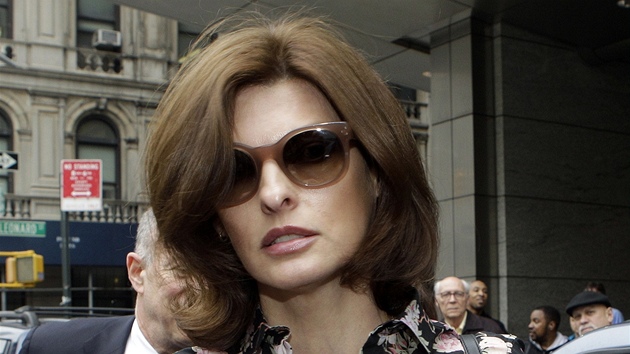 Linda Evangelista u soudu (New York, 3. kvtna 2012)