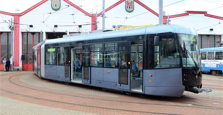 Nová tramvaj je dlouhá tém 23 metr a zhruba v polovin ji rozdluje kloubová