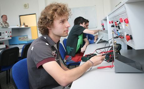 Zastupitelé Kraje Vysoina schválili slouení 18 stedních kol do osmi vzdlávacích centar. Studenti se ale bát nemusí, ti by své obory mli dokonit beze zmn. Ilustraní snímek.