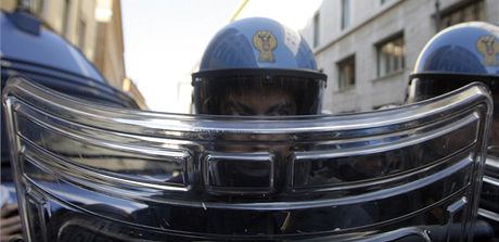 Italská policie hlídá demonstraci proti úsporným opatením. Ilustraní foto