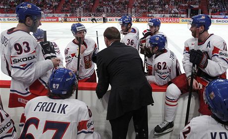 TIME-OUT. etí hokejisté se radí s trenérem Aloisem Hadamczikem, jak na Rusy.