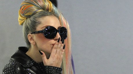 Lady Gaga na japonském letiti Narita (8. kvtna 2012)