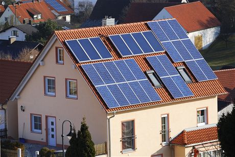 Solární panely na stee rodinného domu (ilustraní snímek)