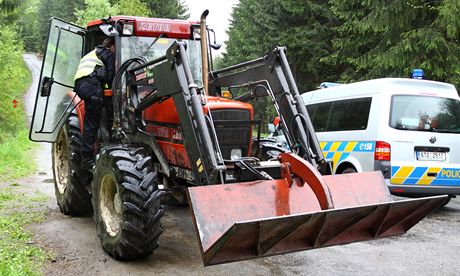 Aby mohl vyprostit zapadené auto, "vypjil si" z areálu nedalké firmy traktor, který ale vrátil pokozený. (Ilustraní snímek)