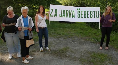 Lidé z Chotbuzi nesli i transparenty na podporu stelce ebesty. (19. kvtna...