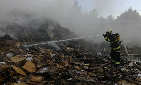 V centru eských Budjovic hoela skládka, hustý kou zahalil blízké okolí