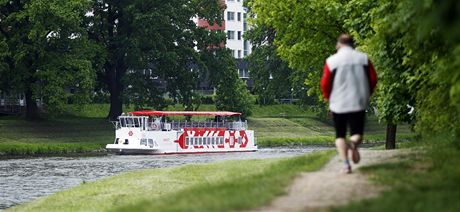 Lo Arnot. Zejména díky teplejím zimám se me plavit po Labi prakticky celoron. Pravidelný jízdní ád vak zane platit 9. dubna. Do té doby si mohou firmy nebo svatebané lo pronajmout.   