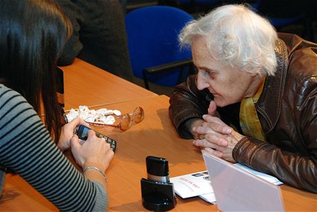 S moderní technikou seniorm pomáhají asistentské týmy. Ilustraní snímek