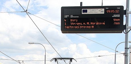 Svtelné tabule na zastávkách informují cestující MHD o¨tom, kdy jim jede dalí