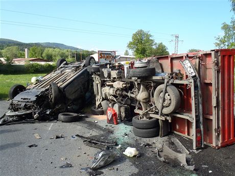 Pi nehod u Dobrína se stelo osobní auto s kamionem. Dva lidé jsou zranní. 