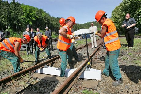 v Kyselce dnes slavnostním poloením symbolického prvního prace zaala obnova elezniní vleky do Vojkovic.