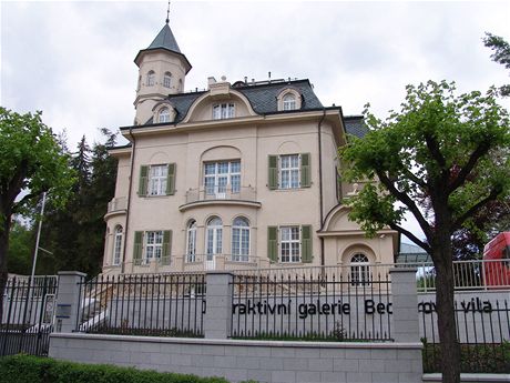 Evropský úad OLAF se mimo jiné zajímá i o projekt rekonstrukce Becherovy vily.