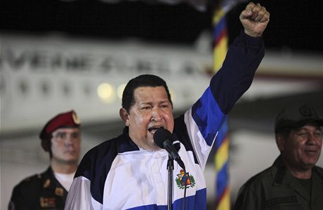 Venezuelský prezident Hugo Chávez ení na letiti Simon Bolivar po návratu z