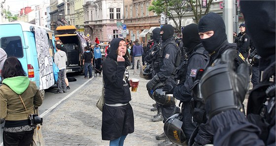 Anarchisté protestovali proti zadluenosti lidí.