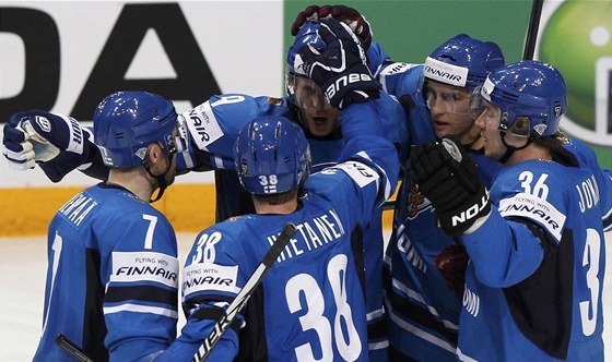 Hokejisté Finska se radují z gólu ve francouzské síti.