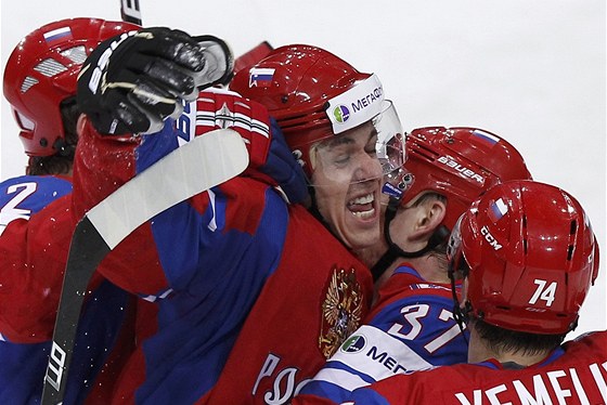 DÍKY, EO. Hokejisté Ruska oslavují svého stelce Jevgenije Malkina, který se