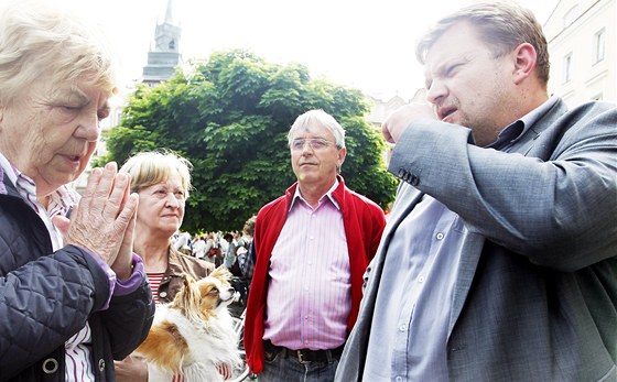 Námstek primátorky Martin Bílek (vpravo). Demonstrace proti kácení v Tyrových